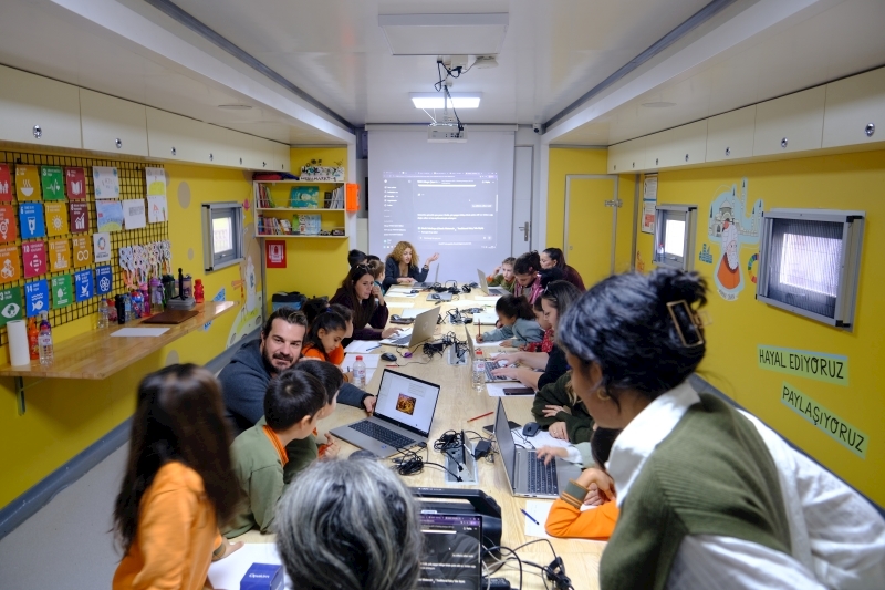 MediaMarkt Türkiye, TEGV İş Birliğiyle Çocuklar İçin Yapay Zekâ Masal Atölyesi Düzenledi