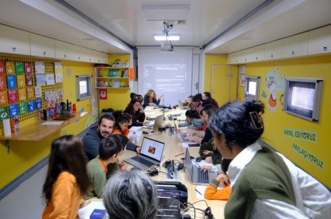 MediaMarkt Türkiye, TEGV İş Birliğiyle Çocuklar İçin Yapay Zekâ Masal Atölyesi Düzenledi