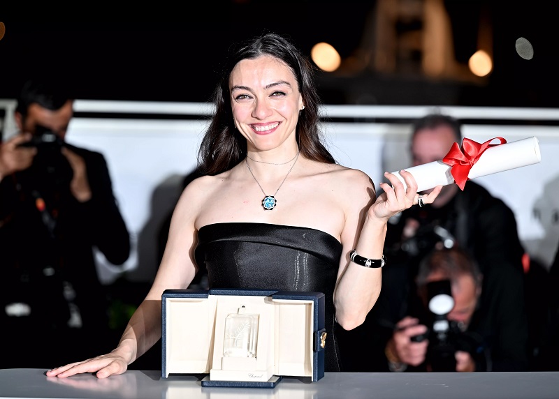 MERVE DİZDAR'DAN CANNES FİLM FESTİVALİ'NDE BİR İLK