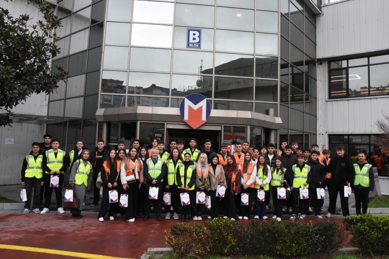 Gençlerle deneyimimizi paylaşmak ve onları geleceğe hazırlamak bizim için önemli
