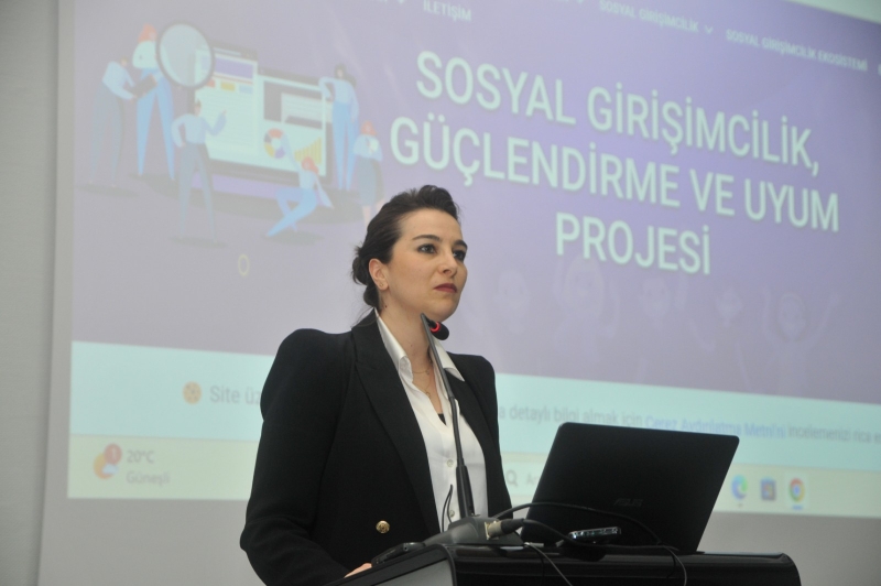 Kadınların ve gençlerin kendi potansiyellerini görmelerine rehberlik ediyoruz