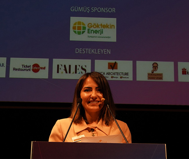 Kadın Dostu Markalar Platformu Genel Müdürü Nazlı Demirel,  2022 Farkındalık Ödülleri Töreni açılış konuşmasında, ödül almaya hak kazanan marka ve proje temsilcilerine teşekkür etti.