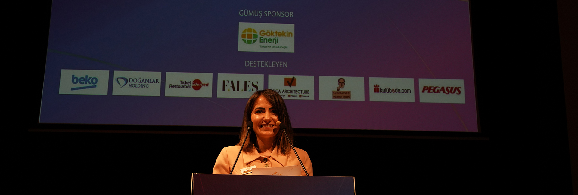 Kadın Dostu Markalar Platformu Genel Müdürü Nazlı Demirel,  2022 Farkındalık Ödülleri Töreni açılış konuşmasında, ödül almaya hak kazanan marka ve proje temsilcilerine teşekkür etti.