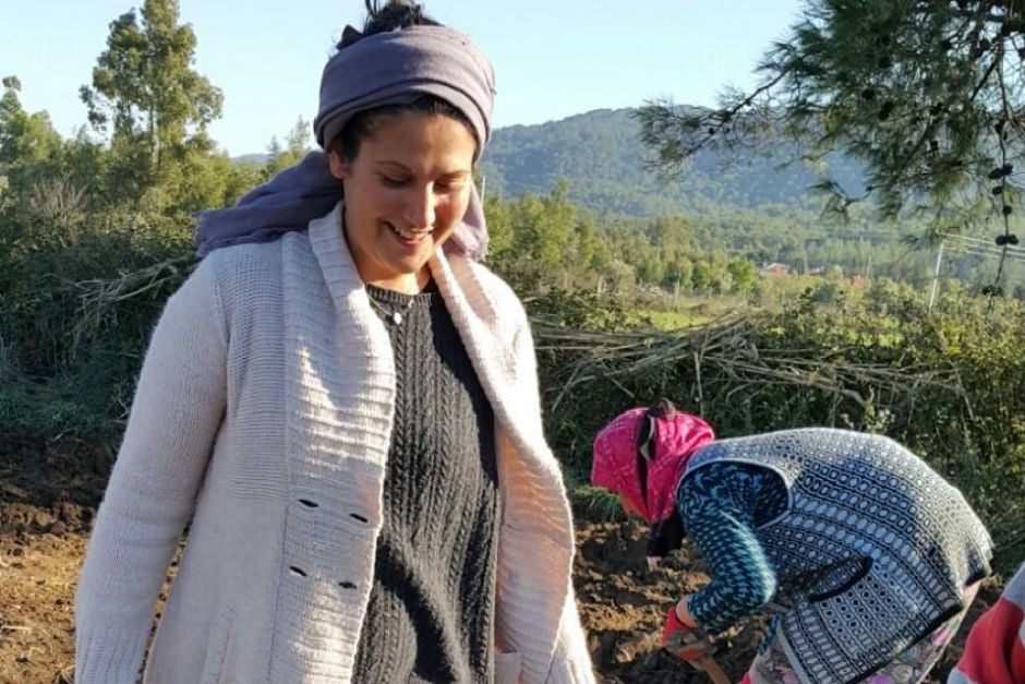 Tarlayı tüm köyün kadınları ile birlikte işletiyor