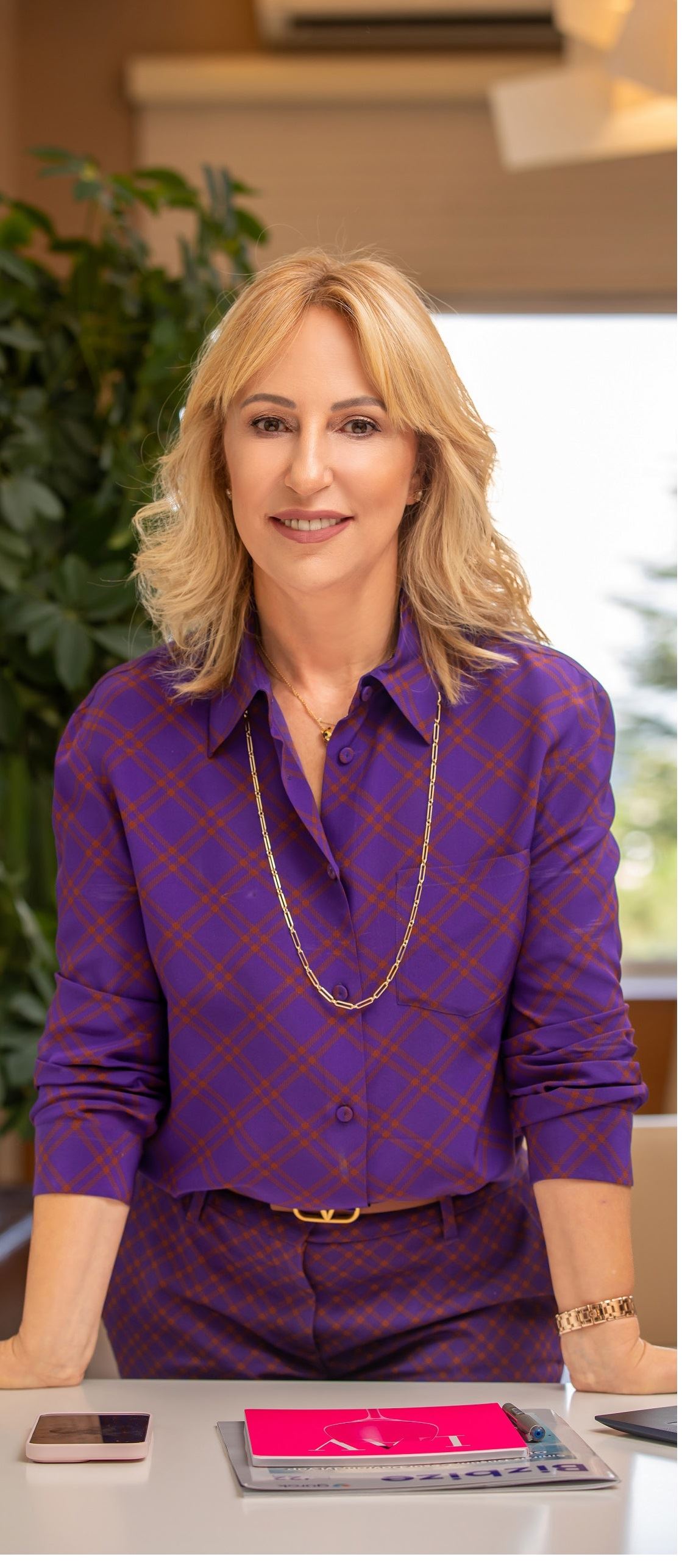 EsinGüralİçfotomasaarkasındaayakta