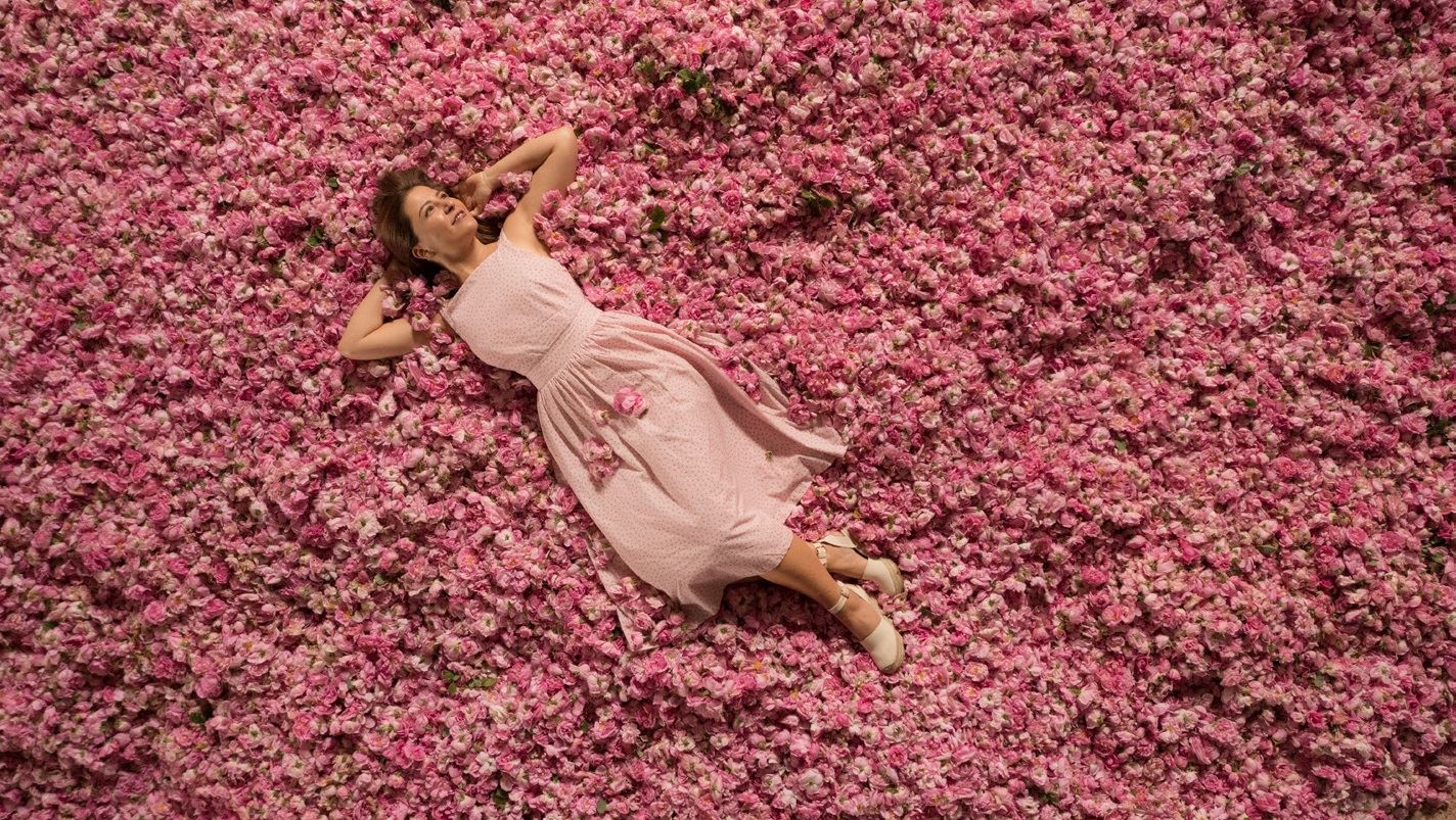 GülşahGürkangülleriçindeuzanmış