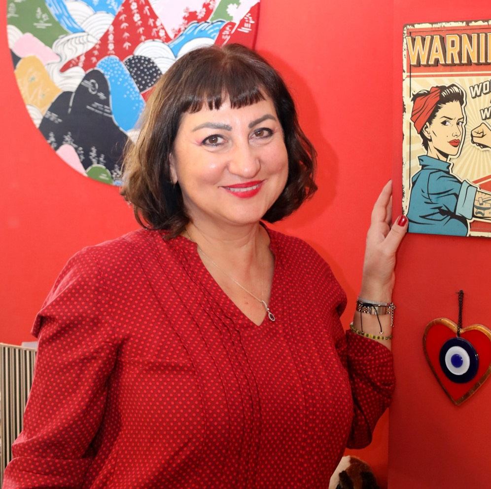 ŞahikaDuvarÖnünde