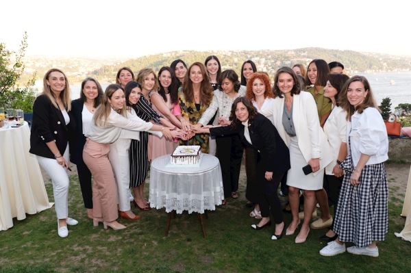 SAĞLIK SEKTÖRÜ KADIN LİDERLERLE GÜÇLENİYOR