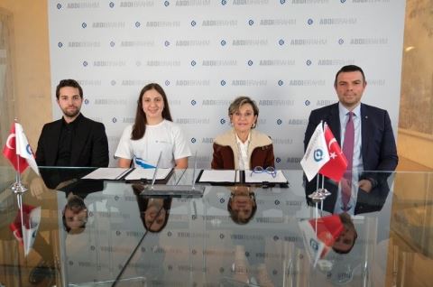 ABDİ İBRAHİM, ŞAMPİYON YÜZÜCÜ MERVE TUNCEL’İN SPONSORU