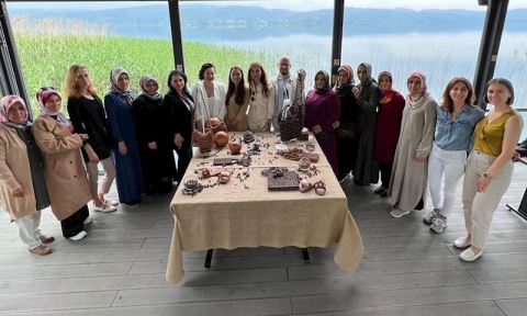 AKYAZILI KADINLAR “FABRİKA” İÇİN ÜRETTİ