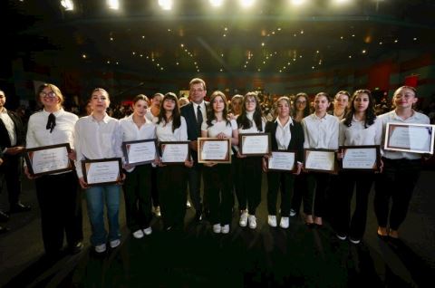 Metro Türkiye, 400 Kız Öğrenciyi Mezun Etti